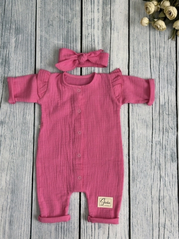 Купить оптом 336-Ф. Комбинезон с повязкой для девочки из муслина, хлопок 100%, размеры 56,62,68, фуксия в Ухте