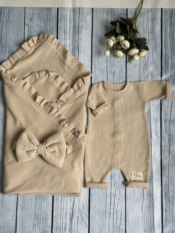 Купить оптом 335-К. Комплект из детского комбинезона,  р 56 и конверта муслин, хлопок 100% 90/90 см, кофейный в Ухте