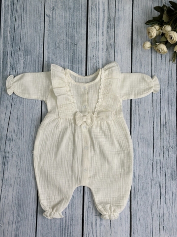 Купить оптом 337-МО. Комбинезон с бантом для девочки из муслина, хлопок 100%, размеры 56,62,68, молочный в Ухте