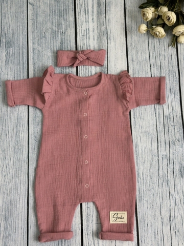 Купить оптом 336-П. Комбинезон с повязкой для девочки из муслина, хлопок 100%, размеры 56,62,68, пудра в Ухте